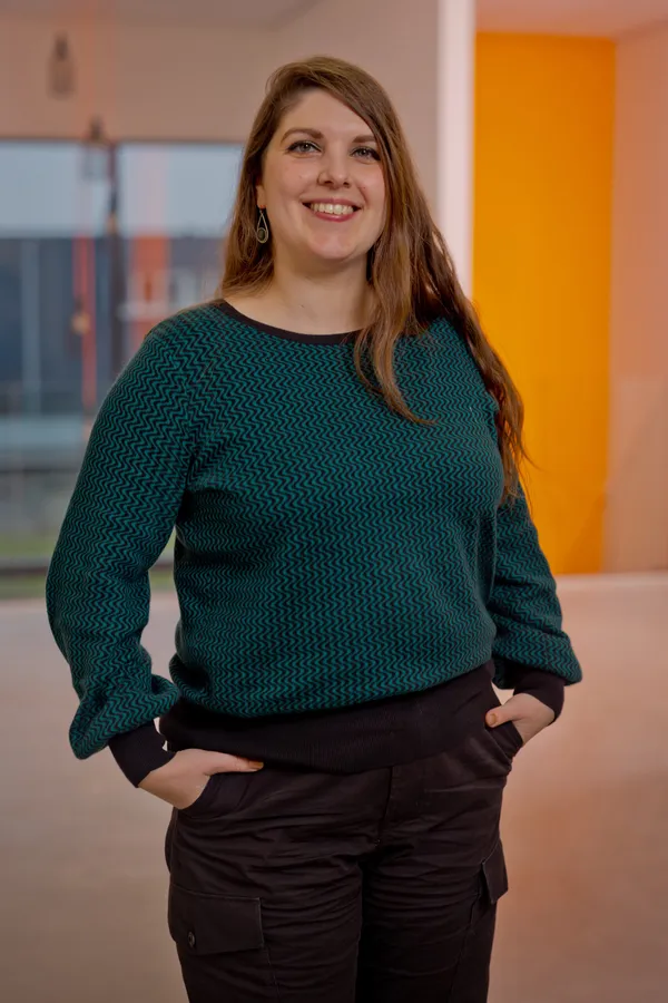 1Y1A6068 IB Food Machine Employee