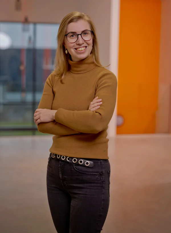 1Y1A6192 IB Food Machine Employee