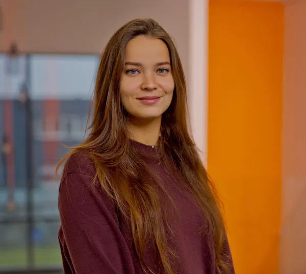 1Y1A6258 IB Food Machine Employee